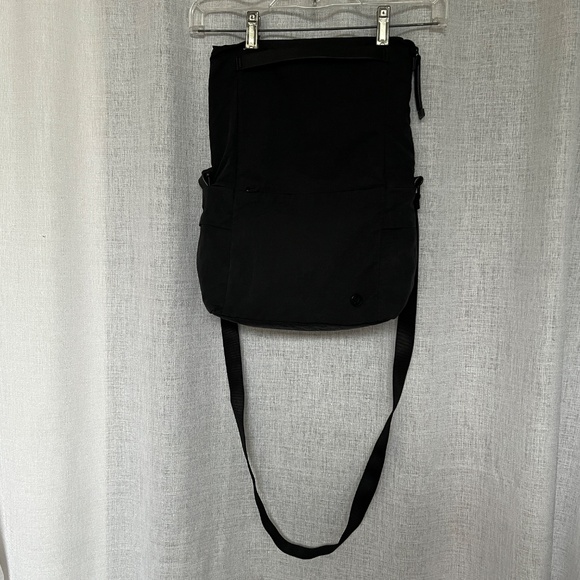 Lululemon Crossbody Bag Fold Over Top Zip Front Pocket 11” x 8” Black Nylon - Picture 3 of 8